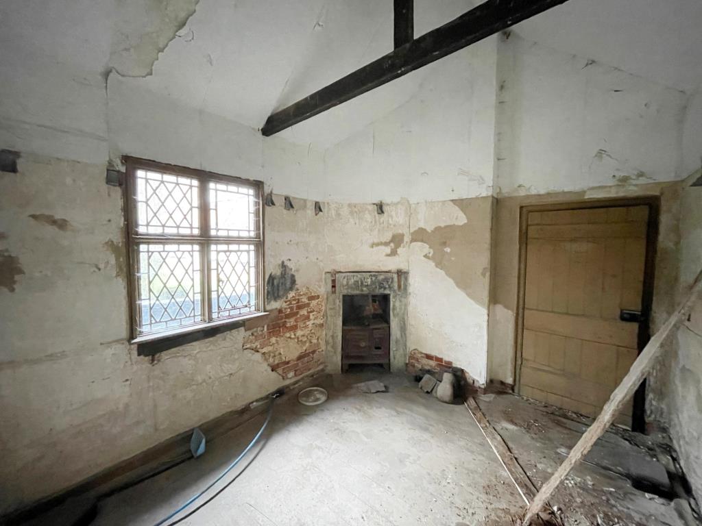 Lot: 75 - VACANT LOCK-UP STORE WITH POTENTIAL - Vacant Lock-up Store/Studio in Gt Dunmow room two with window and fireplace